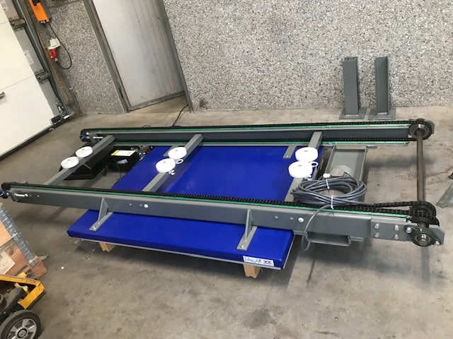 Ketting conveyors op heftafel