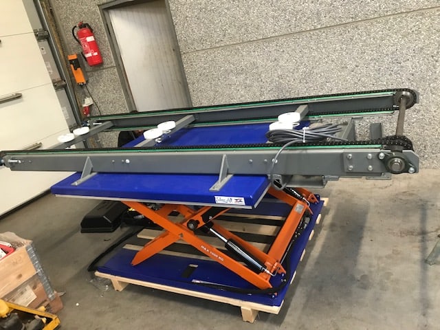 Ketting conveyors op heftafel